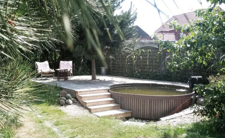 Agenturgarten mit Terrasse und Pool