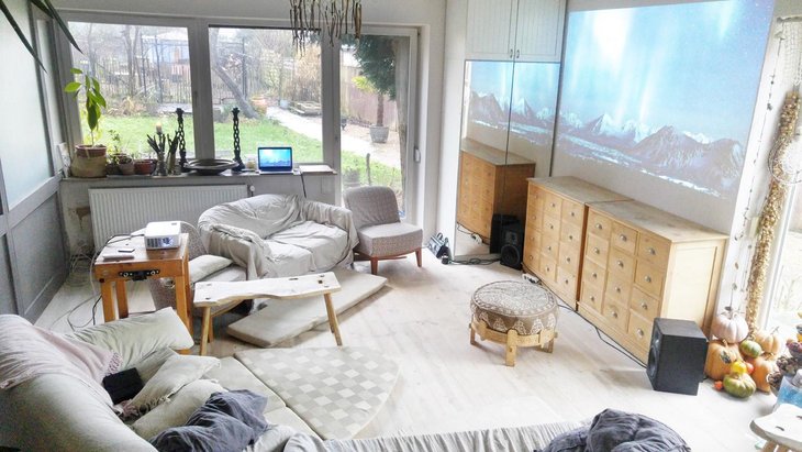 Studio-Atelier mit Sitzgruppe und  Beamer