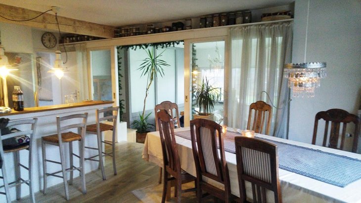 Tresenküche mit Esstisch